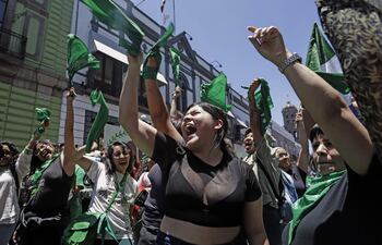 Mujeres celebran la despenalización del aborto este lunes, de la ciudad de Puebla (México).