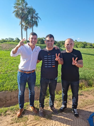 "Juancho" Vera (centro), junto al presidente Santiago Peña (I) y el senador Basilio "Bachi" Núñez (D).