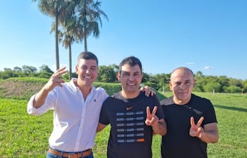 "Juancho" Vera (centro), junto al presidente Santiago Peña (I) y el senador Basilio "Bachi" Núñez (D).