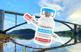 Un vial de tirzepatida y una jeringa en primer plano, con un puente sobre agua de fondo y cielo despejado.