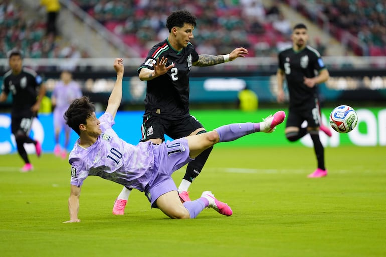 Jorge Sánchez (d) de México disputa el balón con Lee Jae-sung de Corea del Sur este jueves, en un partido del grupo A del Mundial de la FIFA 2026 entre México y Corea del Sur, en el estadio Akron en Guadalajara (México).