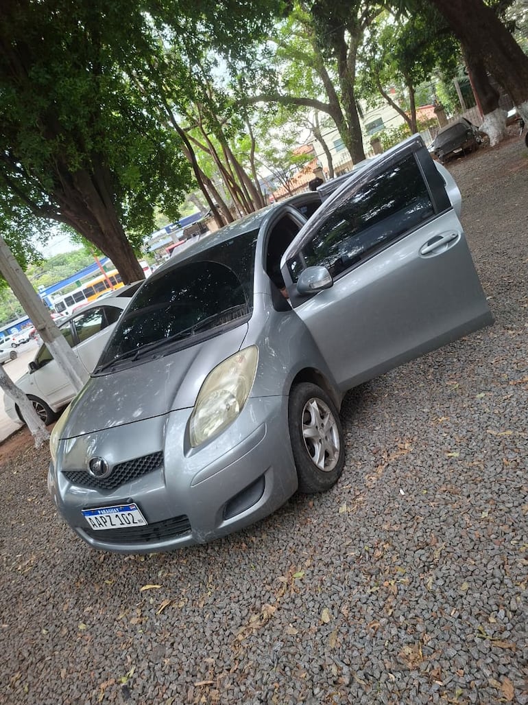 El automóvil Toyota en el que circulaban los sospechosos.