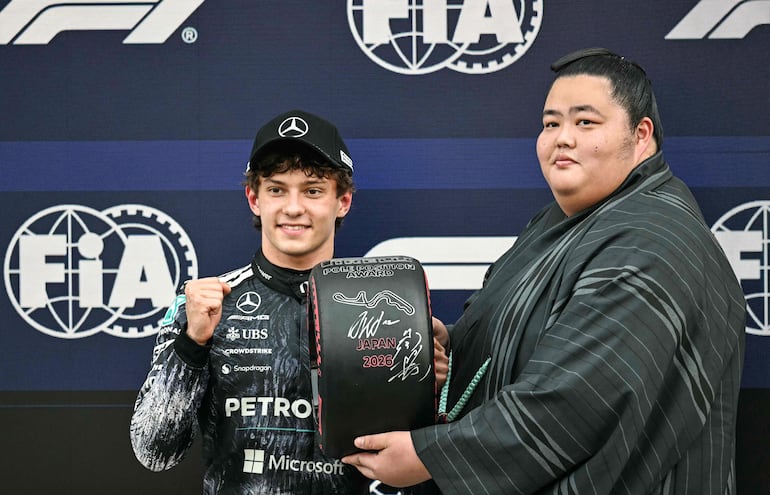 El piloto italiano de Mercedes, Kimi Antonelli, recibe el premio a la pole position de manos del luchador de sumo japonés Kotozakura Masakatsu II.