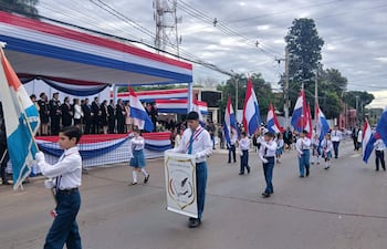 VDB Alumnos de la escuela Clara Giménez de López desfilando en la marcha estudiantil en Coronel Oviedo.
