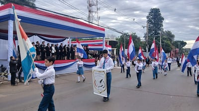 VDB Alumnos de la escuela Clara Giménez de López desfilando en la marcha estudiantil en Coronel Oviedo.