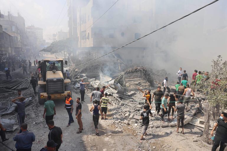 Una excavadora trabaja en la remoción de escombros luego de un bombardeo israelí sobre la Ciudad de Gaza, este jueves.