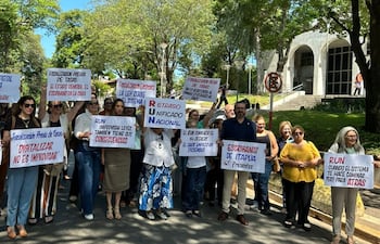 Escribanos de Itapúa se manifestaron esta semana frente al Palacio de Justicia de Asunción contra la lenta aplicación del RUN.