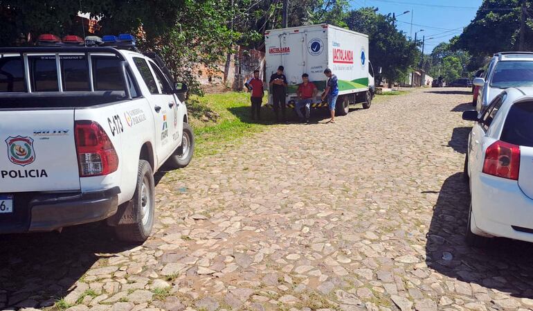 El camión repartidor de Lactolanda aparece junto a una patrullera de la Policía.
