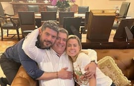 Oscar Nenecho Rodríguez, Horacio Cartes y Lizarella Valiente, en la fotografía original cuyo montaje fue muy popular en internet.
