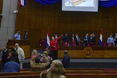 Una mujer cuestiona el cierre abrupto de la audiencia pública organizada por el senador Derlis Maidana (HC), ayer en el Congreso.