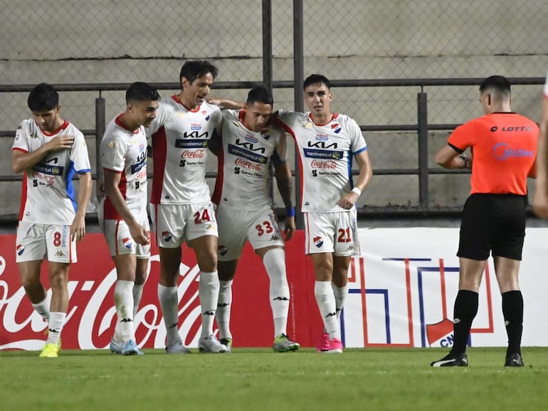 Roque Santa Cruz (24), futbolista de Nacional, celebra un gol en el partido frente a Olimpia por la fecha 2 del torneo Clausura 2026 de la Primera División de Paraguay en el estadio Arsenio Erico, en Asunción, Paraguay.