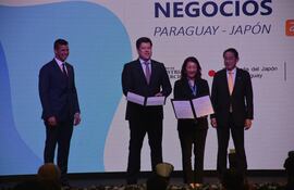 El presidente Santiago Peña: el ministro del MIC, Javier Gíménez; con una ministra del Japón y el premier japonés, Fumio Kishida. Este viernes en el evento de la Cámara de Comercio Paraguayo Japonesa, en el edificio corporativo del Grupo Toyotoshi.