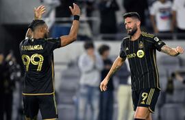 Olivier Giroud (d) junto a Denis Bouanga, jugadores de Los Ángeles FC.