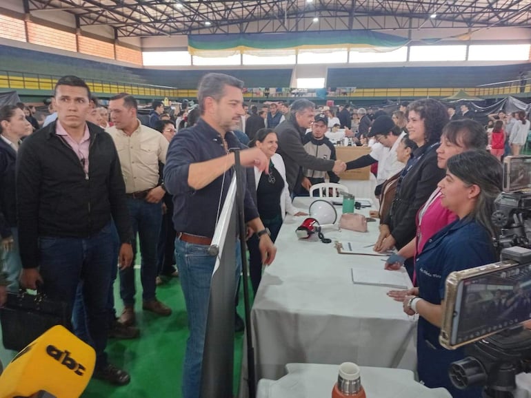 Pedro Alliana, durante su visita  a los campamentos de damnificados y las zonas anegadas en Ayolas.