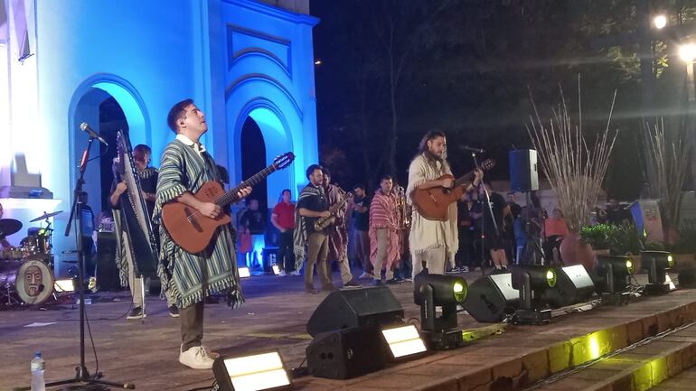 Néstor Lo y los Caminantes homenajearon a la Virgen de la Candelaria  durante la serenata.