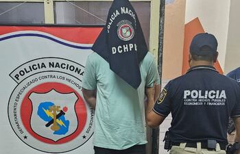 Carlos Ariel Fatecha Medina fue llevado a la base de la Dirección contra Hechos Punibles Económicos y Financieros de la Policía Nacional, tras ser detenido en el barrio Barcequillo de San Lorenzo, por contar con 16 órdenes de captura pendiente, casi todas ellas por supuesta estafa.