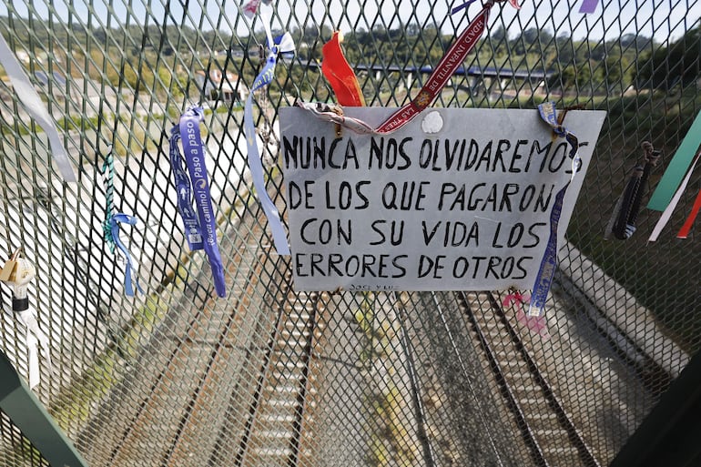 Carteles y cintas en memoria de las víctimas del accidente ferroviario de Angrois que tuvo lugar el 24 de julio de 2013 cuando un tren Alvia, descarriló en la curva A Grandeira de Angrois, a unos tres kilómetros de la estación de Santiago de Compostela, permanecen en el lugar del siniestro.