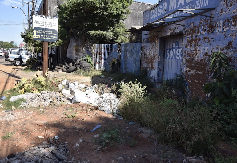 Comercios abandonados en la zona de obras del desagüe del Abasto se convirtieron en vertederos irregulares.