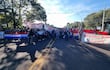 Grupo de adultos mayores en manifestación, sosteniendo pancartas y banderas en una vía pública con expresión de protesta.
