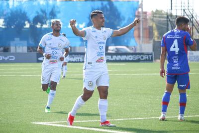 Brazos abiertos del defensor Marcelo Raúl Benítez Guillén (25 años), autor de los goles con los que Resistencia venció a Independiente de Campo Grande por 2-1.