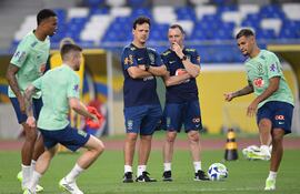 El entrenador Fernando Diniz (C) observa la práctica de los jugadores de la selección brasileña, que se prepara para recibir mañana a Bolivia.