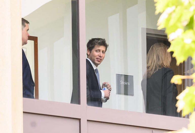 El director ejecutivo de OpenAI, Sam Altman, camina dentro del tribunal federal durante un receso en el juicio por la demanda de Elon Musk contra OpenAI, en Oakland, el 12 de mayo de 2026.