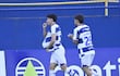 Marcelo Acosta festeja su gol para Sportivo 2 de Mayo colocando la pelota por debajo de su remera.