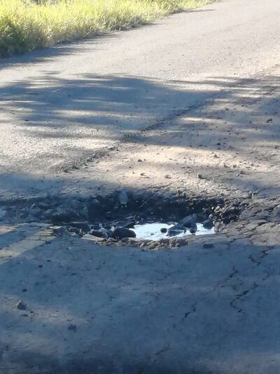 Baches en la calle que une la compañía Naranajaisy de Villeta con Nueva Italia y el asfaltado aún no fue inaugurado.