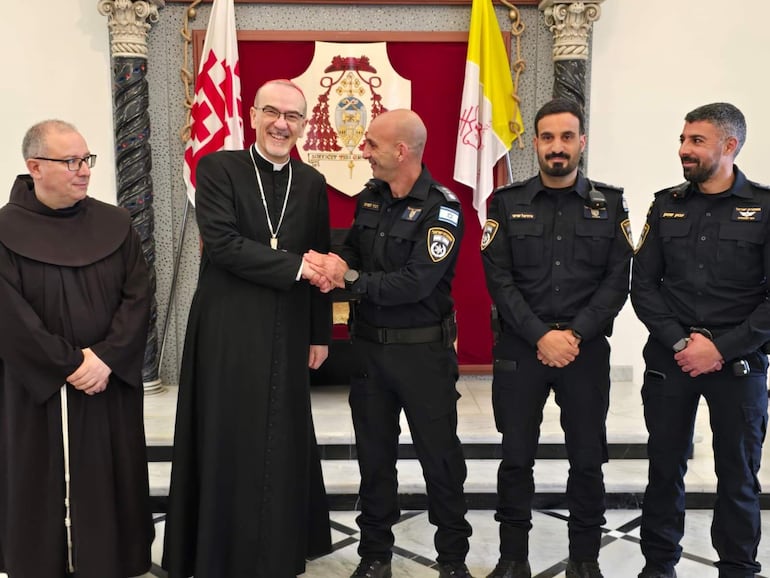 El cardenal latino católico Pierbattista Pizzaballa (2i) durante una reunión con la policía de Israel, hoy, un día después de que se le impidiera la entrada al Santo Sepulcro.