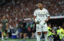 El delantero francés del Real Madrid, Kylian Mbappé, realiza un gesto durante el partido de fútbol de la liga española entre el Real Madrid CF y el RCD Mallorca en el estadio Santiago Bernabéu en Madrid.