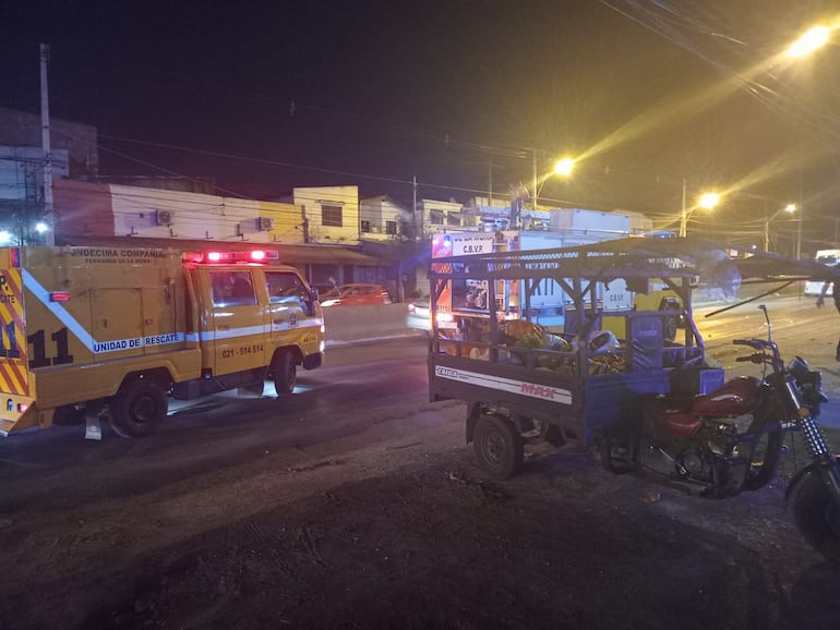 Choque entre auto, moto y motocarro dejó varios heridos.