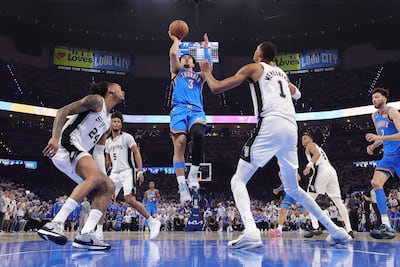 Jared McCain, de Oklahoma City Thunder, encesta frente a Victor Wembanyama, estrella de San Antonio Spurs.