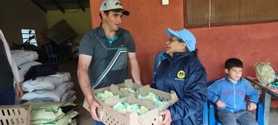Productores de la Asociación Ita Ju de San Juan Bautista recibieron pollitos, cerdos e insumos hortícolas en el marco del proyecto de fortalecimiento de la producción agrícola, financiado con recursos propios de la organización.