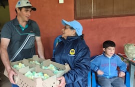 Productores de la Asociación Ita Ju de San Juan Bautista recibieron pollitos, cerdos e insumos hortícolas en el marco del proyecto de fortalecimiento de la producción agrícola, financiado con recursos propios de la organización.