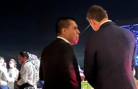 Miguel Vázquez habla al oído al presidente Santiago Peña.