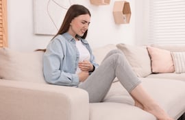Mujer con dolores intestinales.