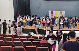 Una gran cantidad de personas, mayoritariamente de jóvenes, acudió a la Escuela de Oficios para inscribirse en los cursos habilitados.