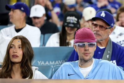 ¡Juntitos! Justin Bieber y Hailey Bieber viendo el tercer partido de la Serie Mundial de 2025 entre los Toronto Blue Jays y Los Ángeles Dodgers. (Patrick Smith/Getty Images/AFP)
