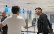 El paraguayo Fabián Balbuena (d) en el Aeropuerto Internacional Silvio Pettirossi antes de viajar a Brasil para fichar por Gremio de Porto Alegre.