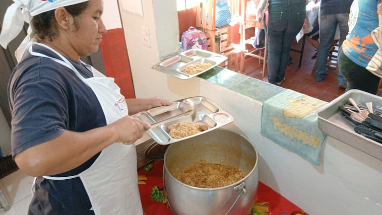 Las encargadas de la elaboración se ven obligadas a racionar los almuerzos debido a la falta de provisión de materias primas.