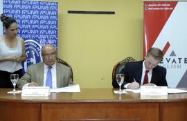 lic-abel-bernal-castillo-decano-de-la-fp-una-izquierda-y-el-ph-d-jeremi-brewer-director-ejecutivo-de-elevate-english-firman-el-convenio-para-13111000000-1295748.jpg
