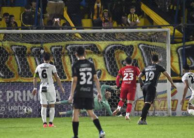 El arquero de Guaraní, Gaspar Servio, anota su décimosegundo gol