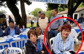 La persona encerrada en el círculo es la defensora pública de San Juan Bautista, Misiones, Gladys Isabel Páez de Capurro, quien habría participado en una actividad política el fin de semana último, según la denuncia presentada.