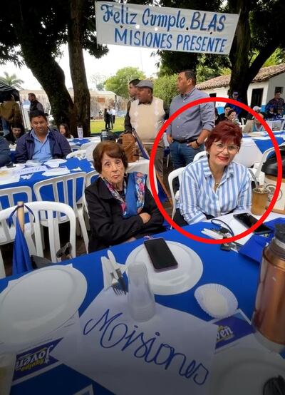 La persona encerrada en el círculo es la defensora pública de San Juan Bautista, Misiones, Gladys Isabel Páez de Capurro, quien habría participado en una actividad política el fin de semana último, según la denuncia presentada.