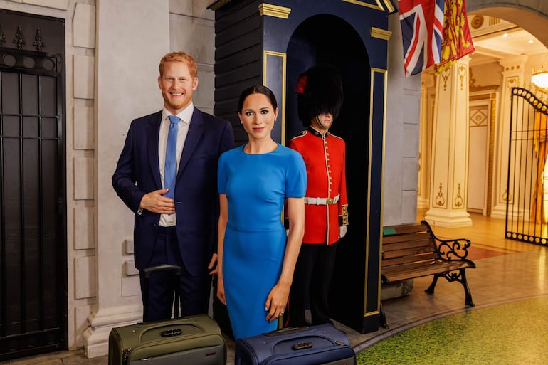 El Museo de Cera de Madame Tussaud ha "actualizado" las figuras de cera de los duques de Sussex, Enrique y Meghan, nada más conocerse en la noche del miércoles sus planes de regresar y establecerse en el Reino Unido en los próximos días. EFE/ Museo Madame Tussaud London