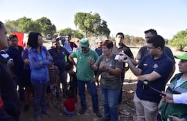 Funcionarios de la Municipalidad de Asunción conversan con pobladores del banco San Miguel, antes del inicio de los trabajos de revisión de los daños provocados por el incendio.