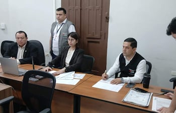 El Tribunal Electoral está integrado por la abogada Laura Villalba, en la presidencia, y los abogados Audilio Vázquez y Luis Centurión, quienes encabezan el proceso de juzgamiento