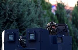 Un agente de policía de Kosovo en la localidad de Mitrovica, el pasado viernes.