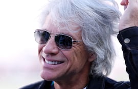 Jon Bon Jovi llegando sonriente al Super Bowl LX entre los Seattle Seahawks y los New England Patriots en el Levi's Stadium en Santa Clara, California. (Kevin C. Cox/Getty Images/AFP)