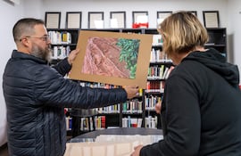 El investigador Blas Knoop mostrando sus fotografías el fin de semana en Croacia, durante el montaje de la muestra.